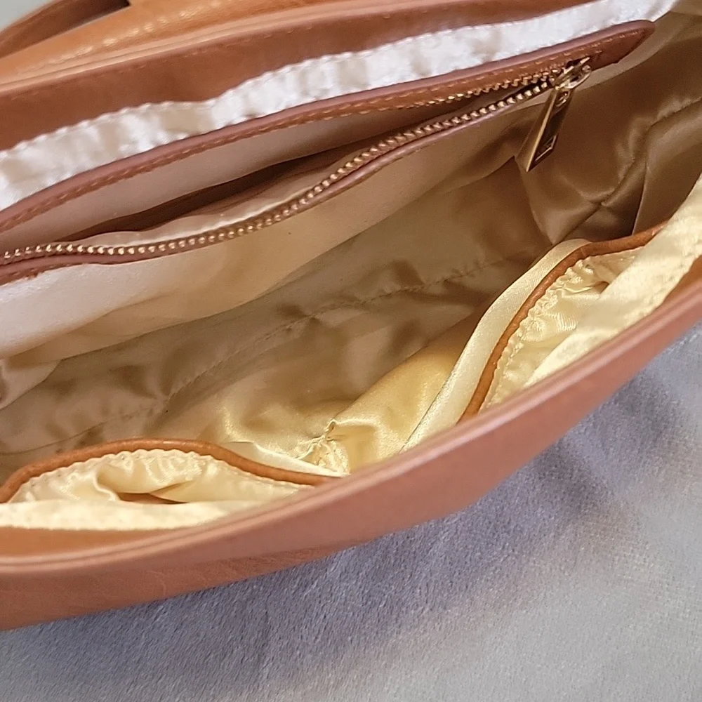 Tassel Crossbody Bag, 1 zipp pocket, 2 pockets. Genuine Suede and Leather.